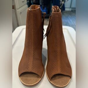 NWOT Size 9 Tom’s Brown Peep-Toe Ankle Boots